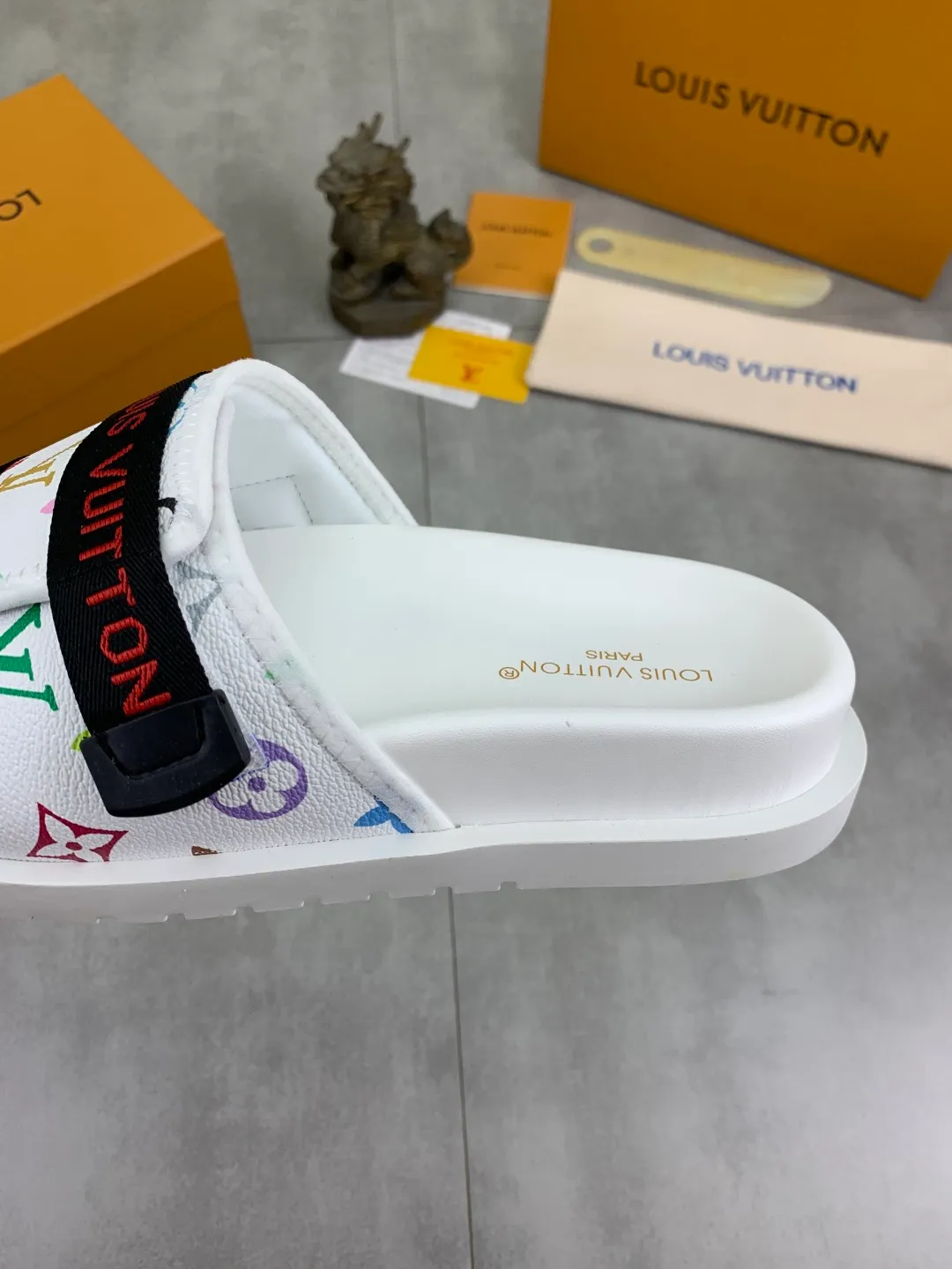 Men's shoes 💰P320💰【New style】🆘 Original quality 【LOUIS VUITTON】The popular Louis Vuitton LV men's slippers on the official website are on sale simultaneously! Original fabric imported from Italy, original factory special supply, code number: 38-44 (45 customized), many colors available